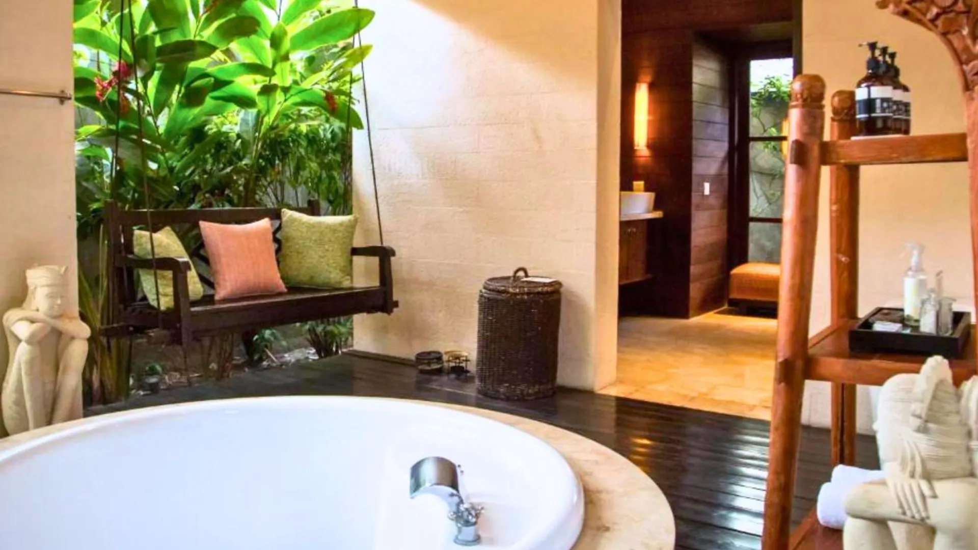 Neada 4 Bedroom Grand Pool Villa Ju68 Seminyak